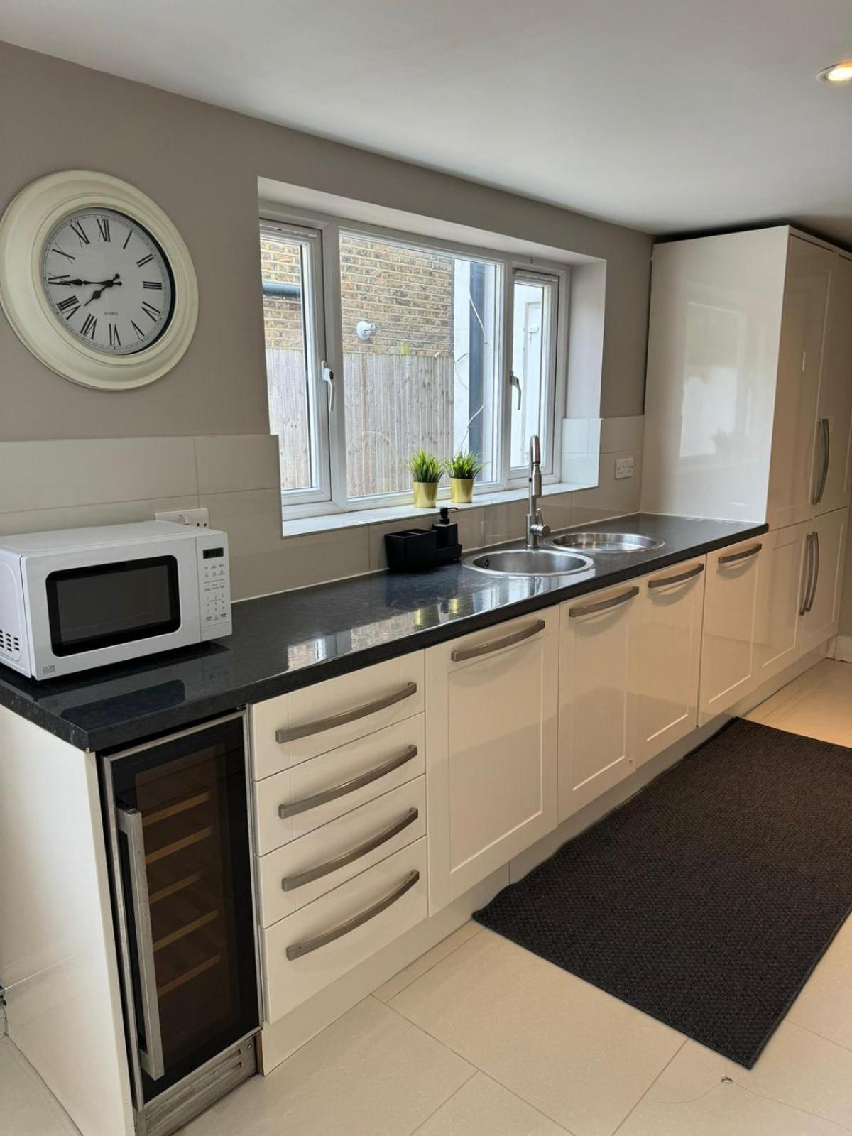 Brentford Guest Rooms Екстериор снимка