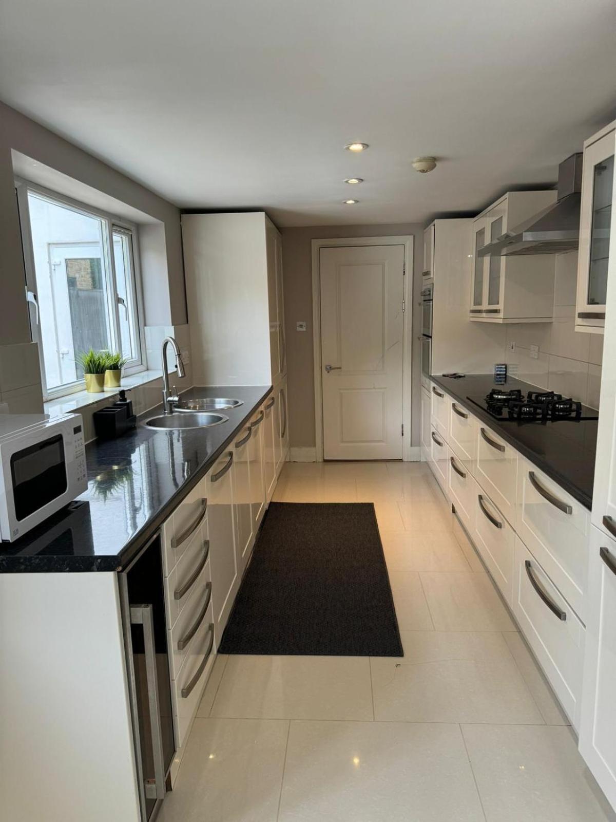 Brentford Guest Rooms Екстериор снимка