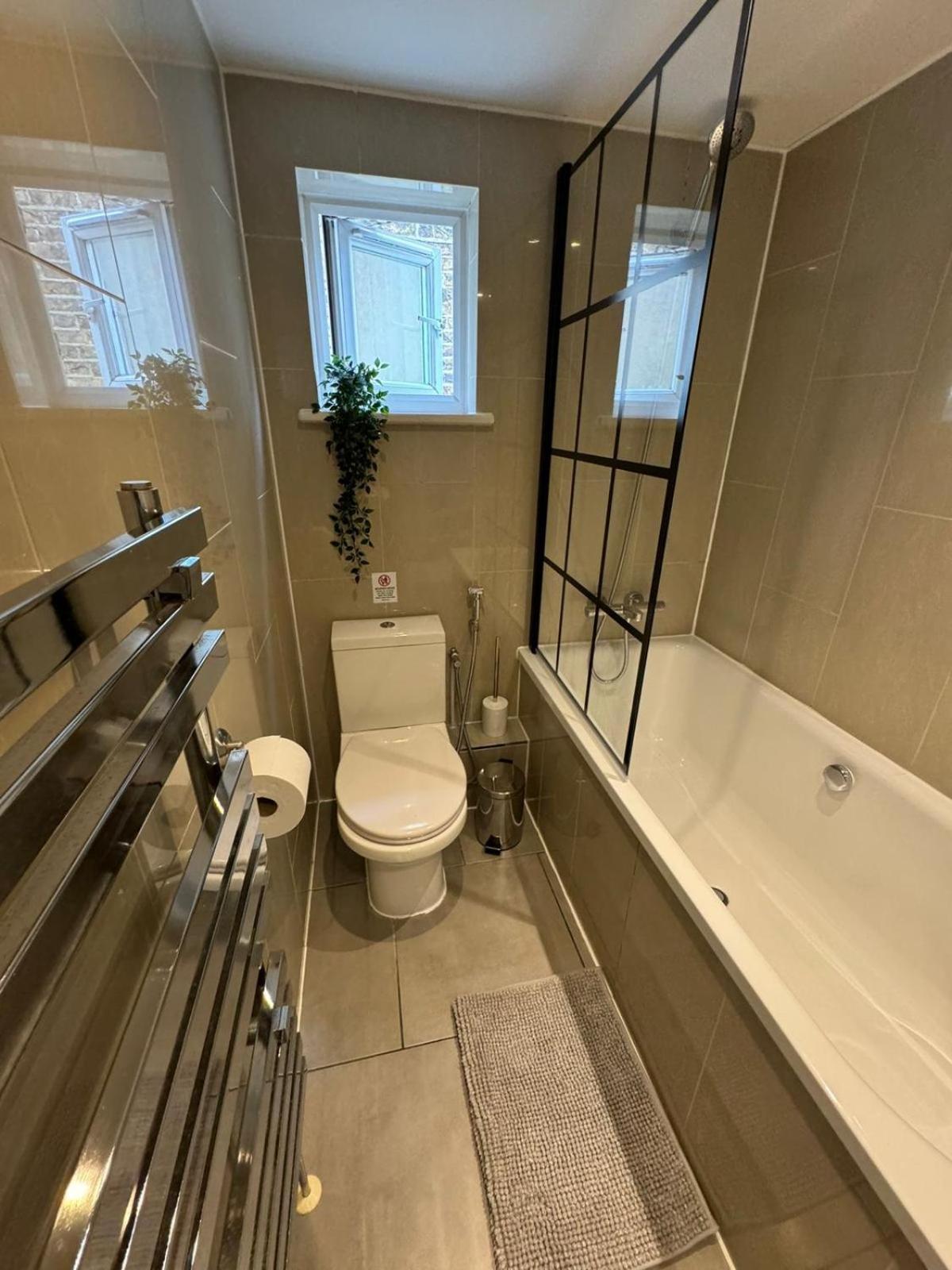 Brentford Guest Rooms Екстериор снимка
